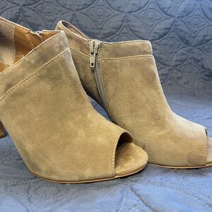 Size:8.5m. Audrey Brooke stilettos/heals.